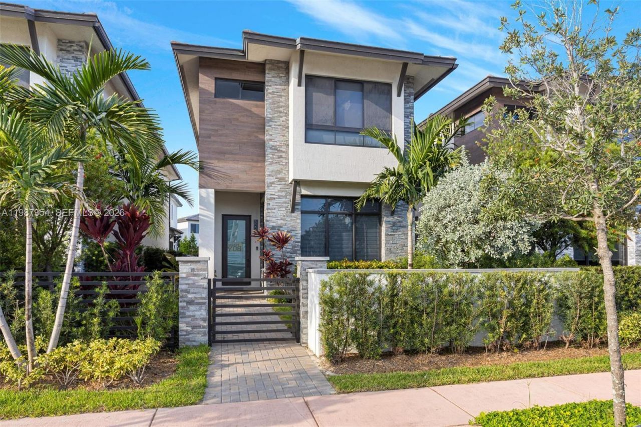 8225 NW 43rd St, Doral, FL 33166 Main Photo