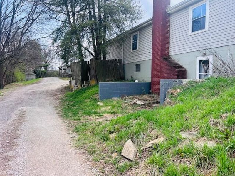 1055 Hart Road , Columbus, OH 43223 Photo 5