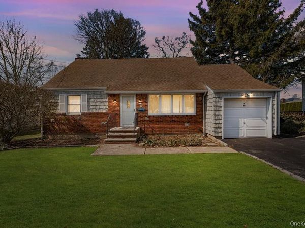 10 Wallace Drive , Plainview, NY 11803
