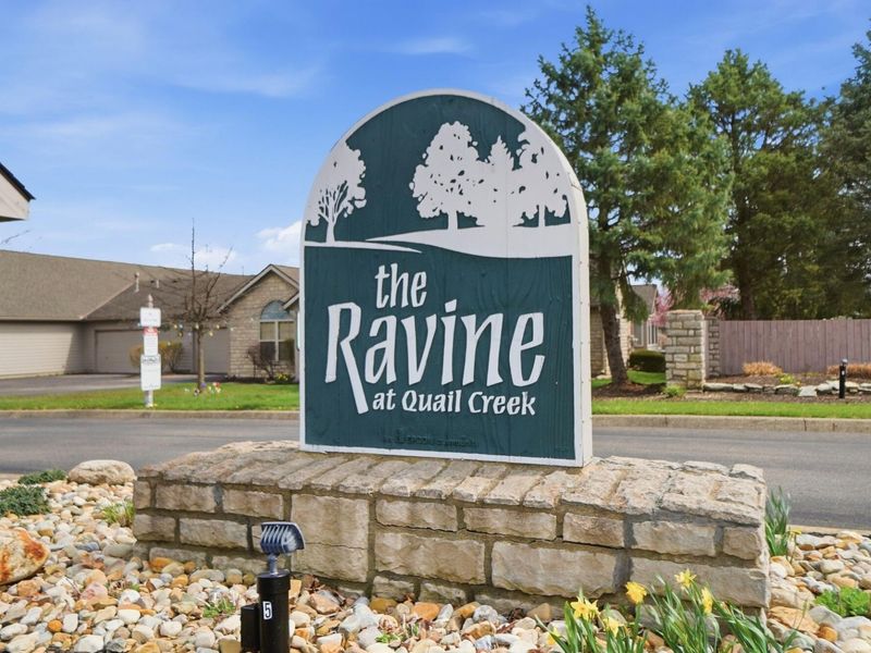 2237 Ravine Woods Drive, Grove City, OH 43123 Photo 2