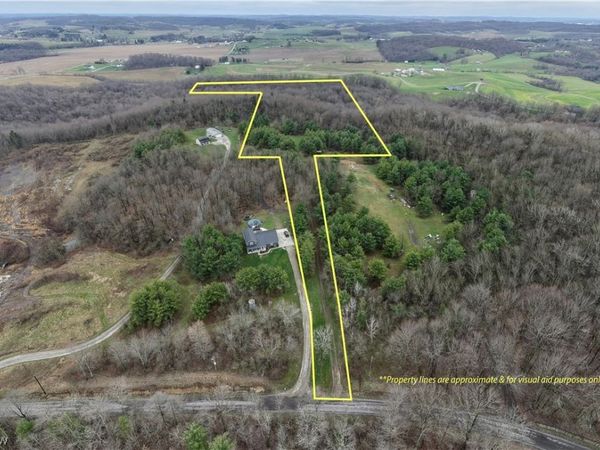 5742 Hilltop Drive NW, Strasburg, OH 44680