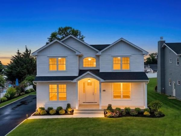 87 West Avenue , Hicksville, NY 11801