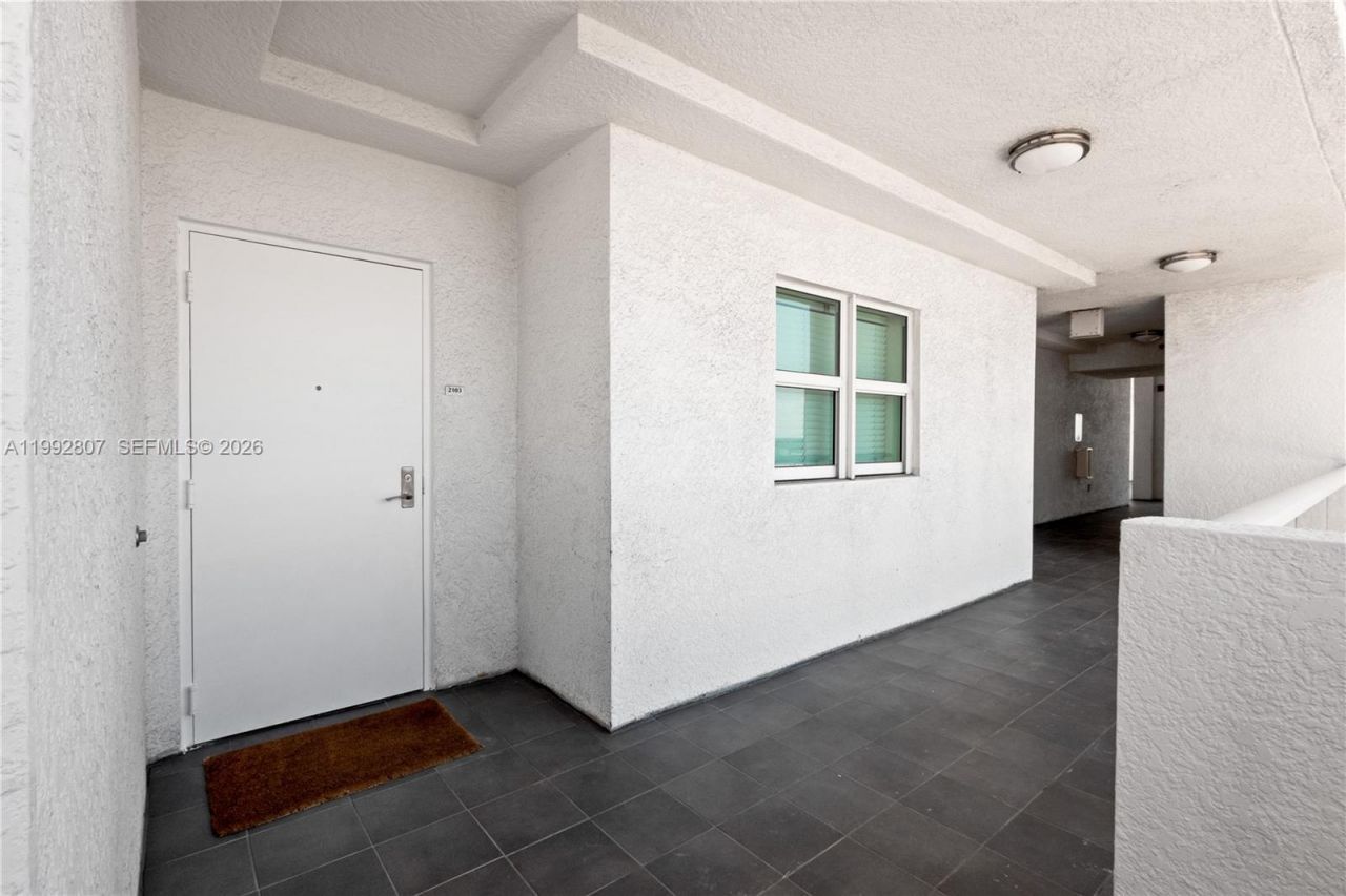 15051 Royal Oaks Ln , Unit 2103, North Miami, FL 33181 Photo