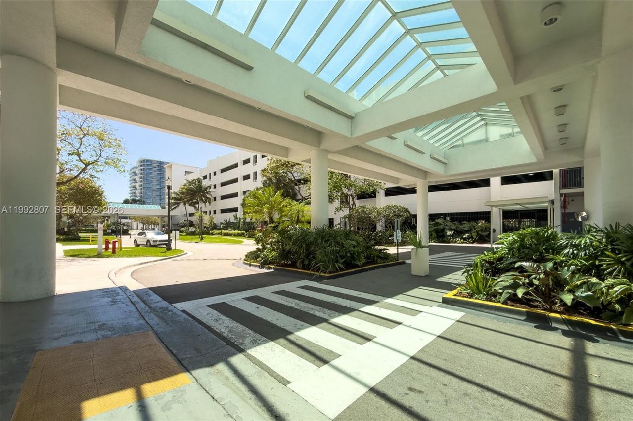 15051 Royal Oaks Ln , Unit 2103, North Miami, FL 33181 Photo