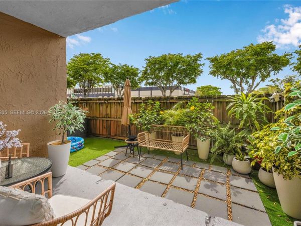 10900 SW 104th St, Unit 110, Miami, FL 33176