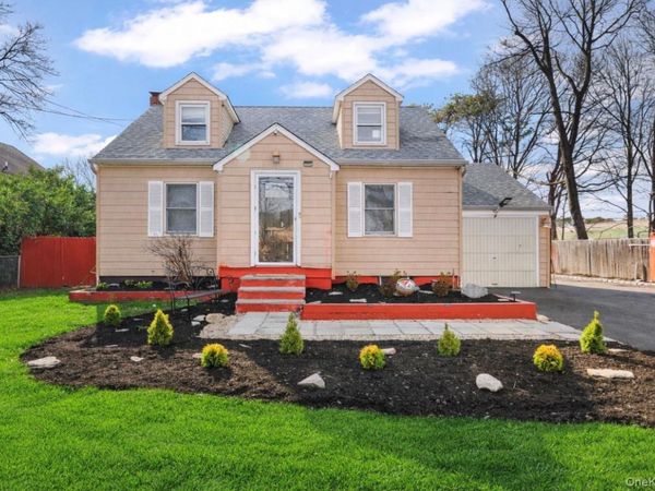 824 Lincoln Avenue , Bohemia, NY 11716