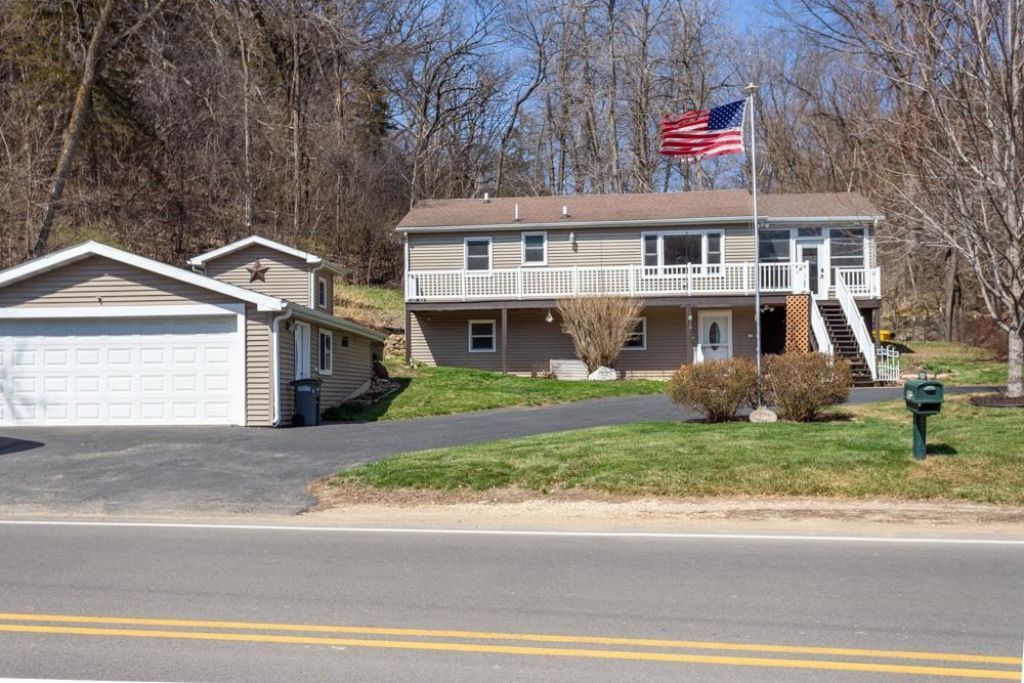 1665 W 32nd Street, Dubuque, IA 52001 Main Photo