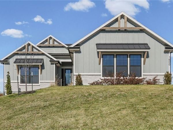 2200 S Quail Drive, Independence, MO 64057