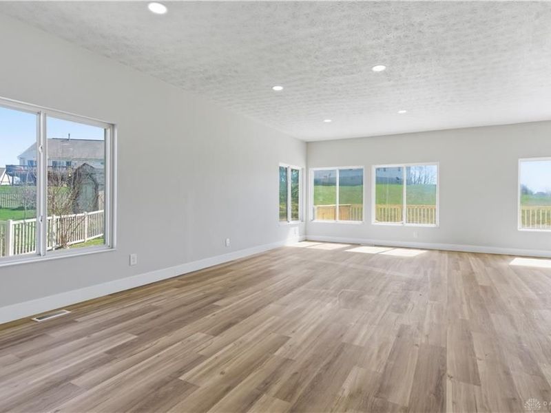 10124 S Cliff Swallow Court, Miamisburg, OH 45342 Photo 2