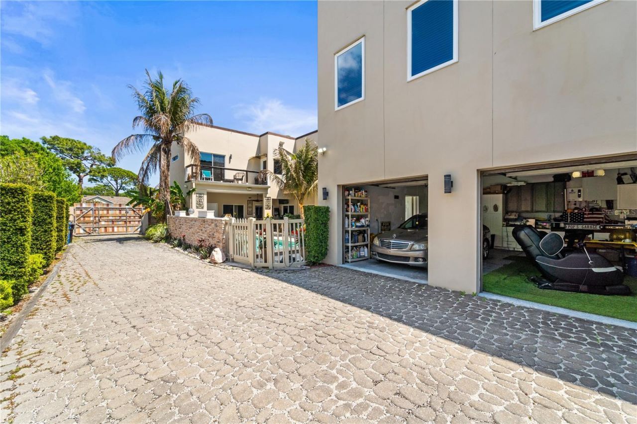 2520 Gomaz Way S, Saint Petersburg, FL 33712 Photo