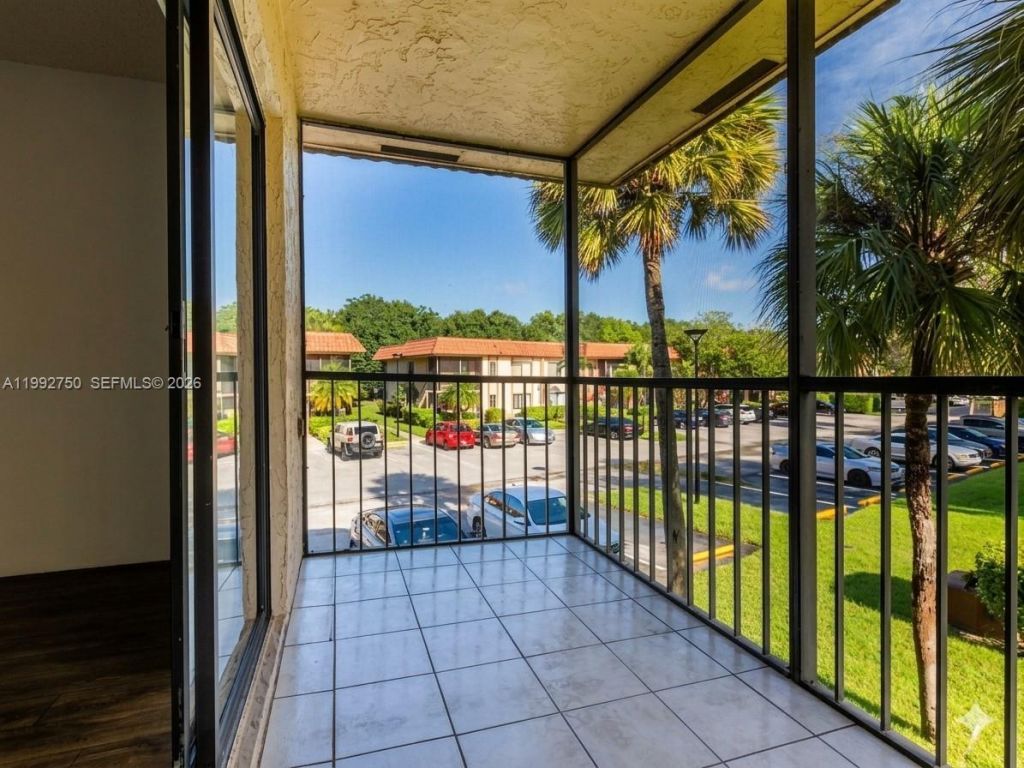 357 Lakeview Dr , Unit 201, Weston, FL 33326 Photo