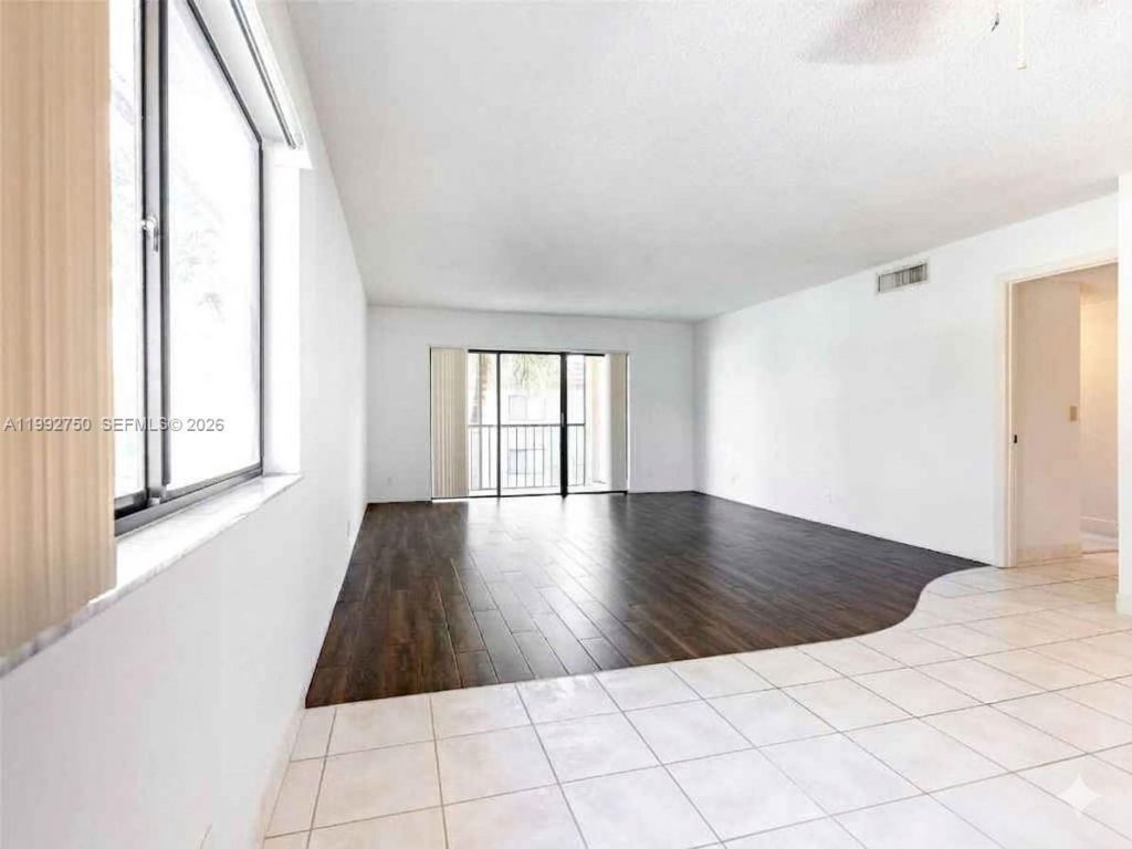 357 Lakeview Dr , Unit 201, Weston, FL 33326 Photo