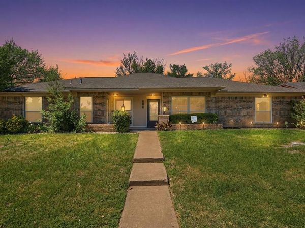 819 Blessing Creek Drive, Euless, TX 76039