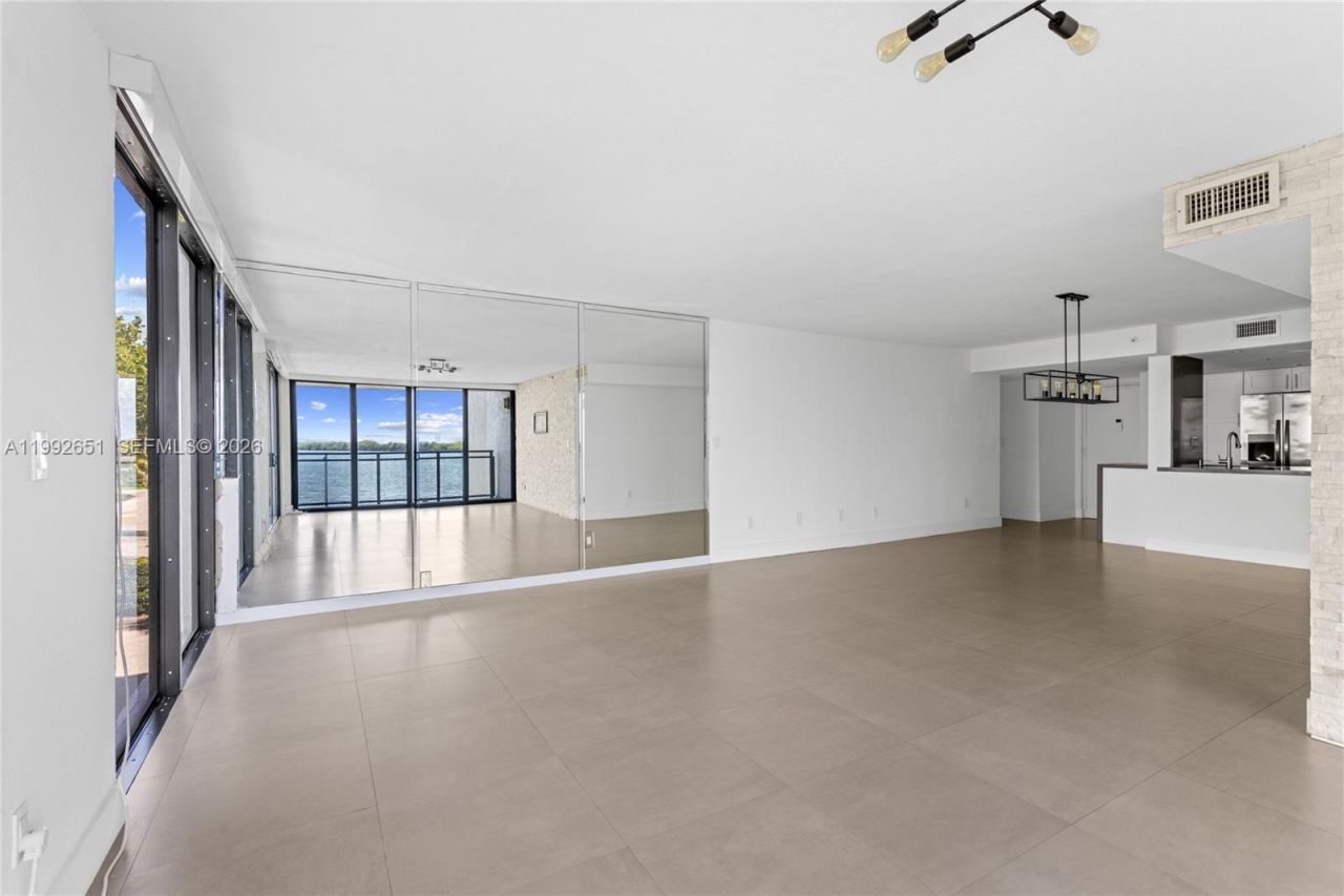 7751 NE Bayshore Ct, Unit 3A, Miami, FL 33138 Photo