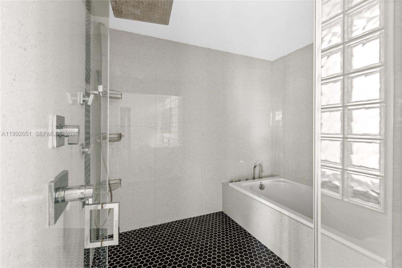 7751 NE Bayshore Ct, Unit 3A, Miami, FL 33138 Photo