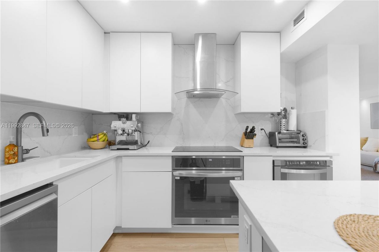 5161 Collins Ave, Unit 410, Miami Beach, FL 33140 Photo