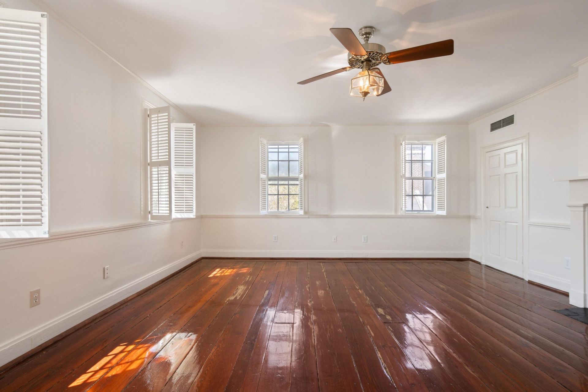 54 King Street Photo 40