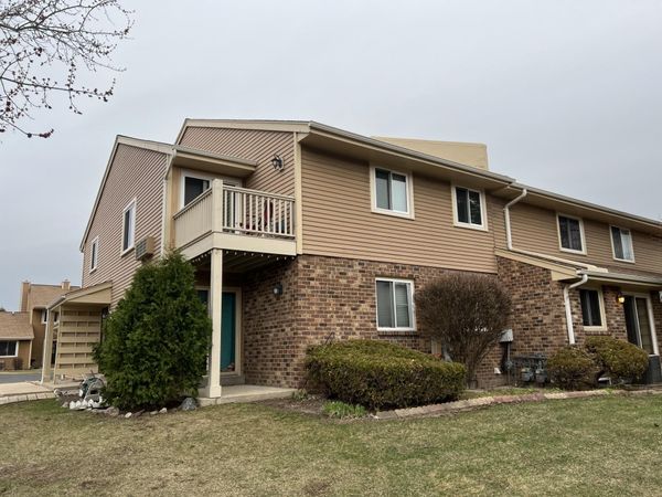 4615 S Woodland Dr, Greenfield, WI 53220
