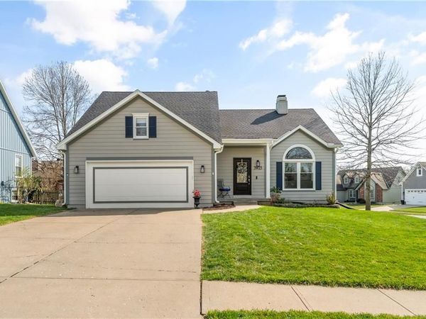3925 SW Windsong Drive, Lee's Summit, MO 64082