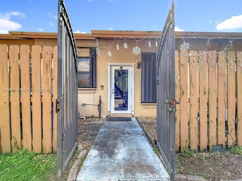 6722 NW 192nd Ln, Hialeah, FL 33015 Photo