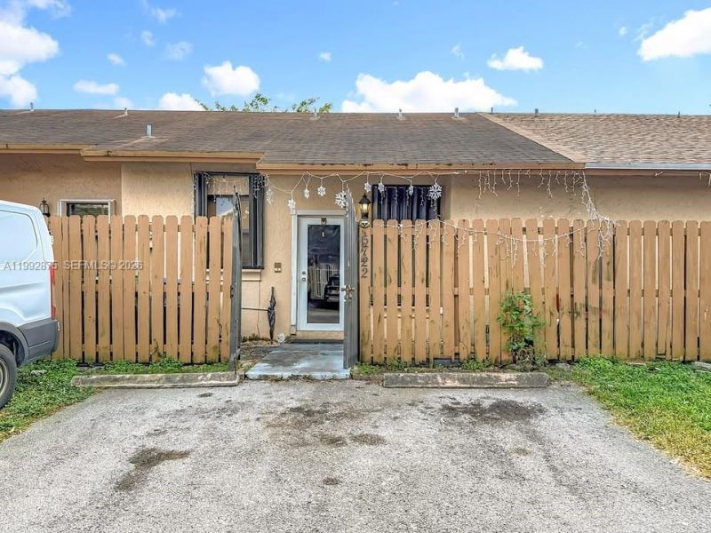 6722 NW 192nd Ln, Hialeah, FL 33015 Photo