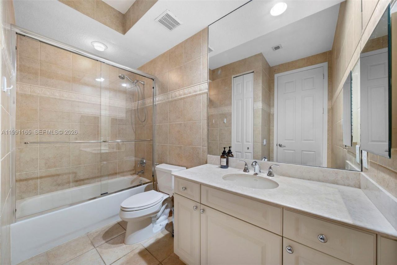 896 W Spinnaker Dr W , Unit 896, Hollywood, FL 33019 Photo