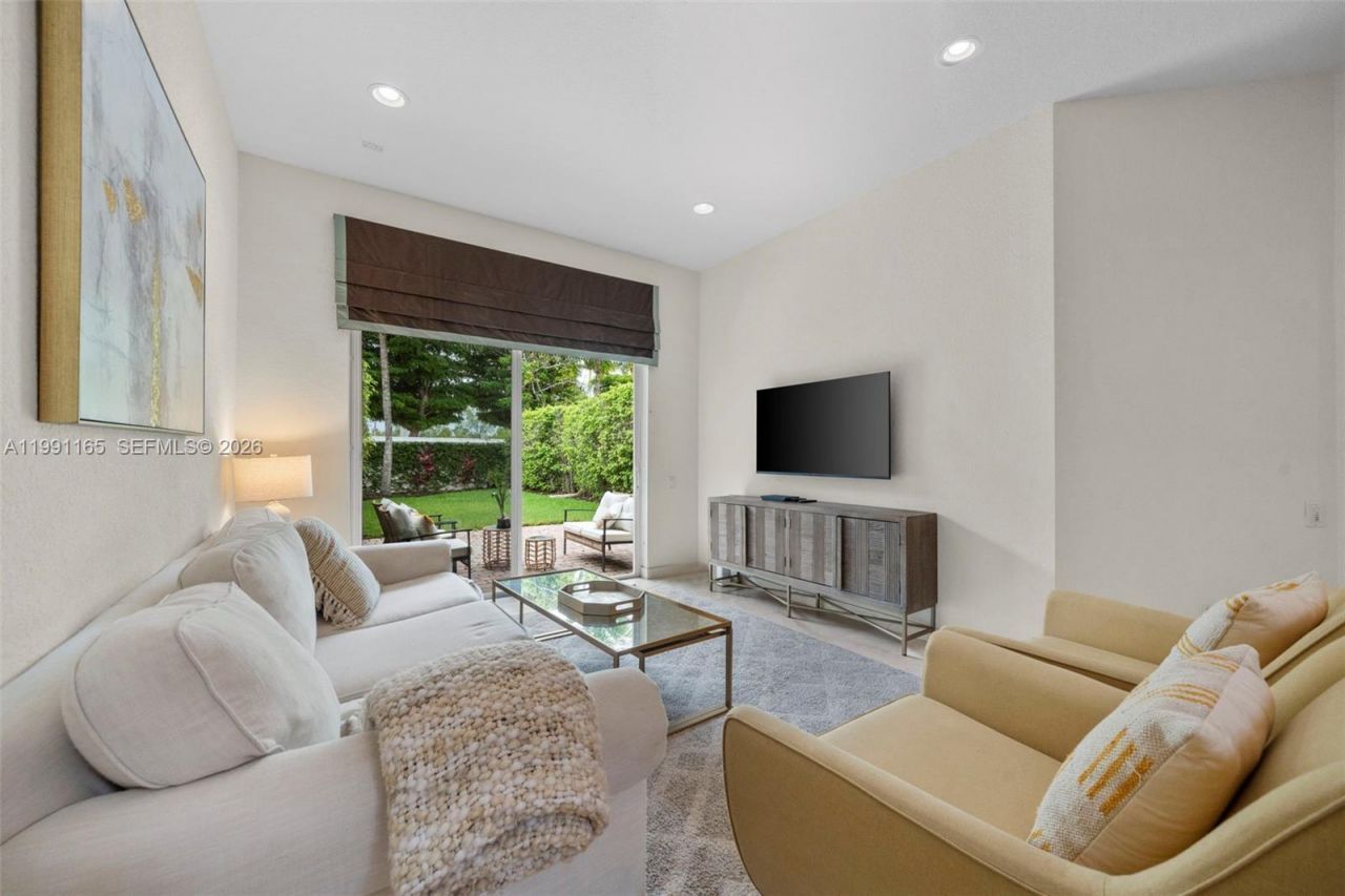 896 W Spinnaker Dr W , Unit 896, Hollywood, FL 33019 Photo