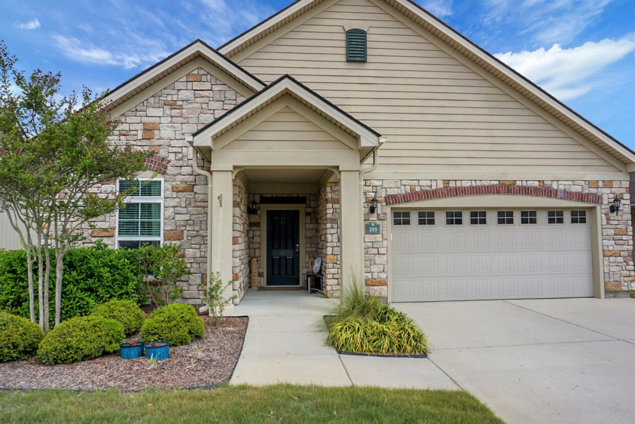 255 Village Stone Circle Photo 2