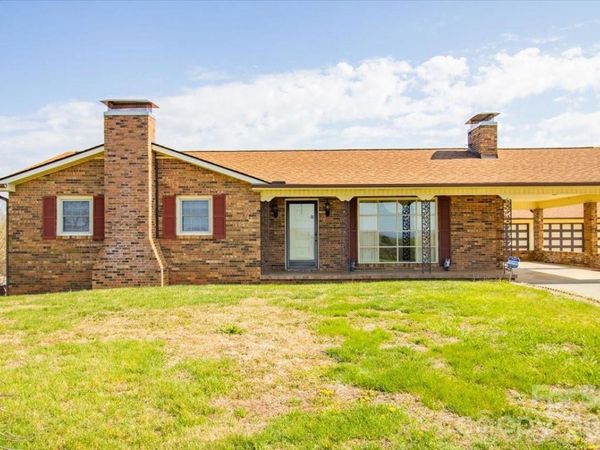 3556 White Plains Road , Roaring River, NC 28669