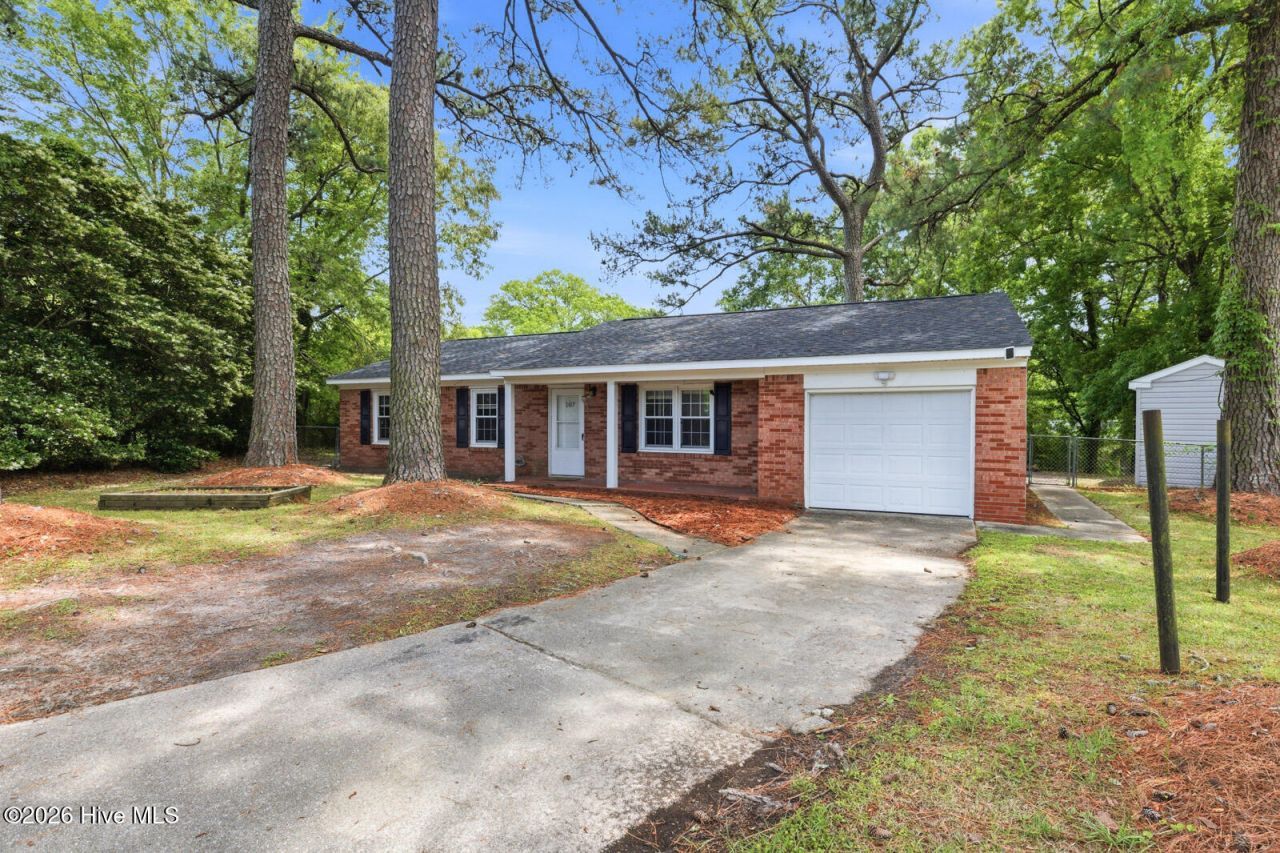 107 Royal Court, Jacksonville, NC 28546 Main Photo
