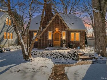 2179 Avondale Street, Sylvan Lake, MI 48320