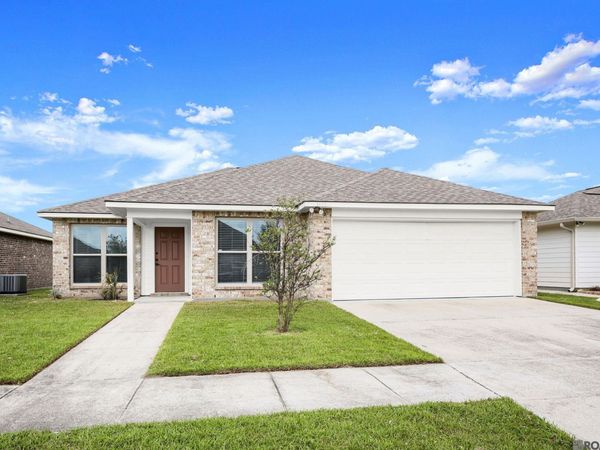 1482 Meadow Crossing Dr, Gonzales, LA 70737