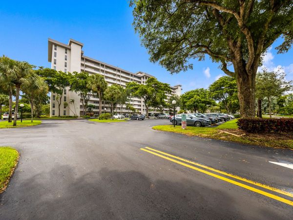 575 Oaks Lane, Unit 1009, Pompano Beach, FL 33069