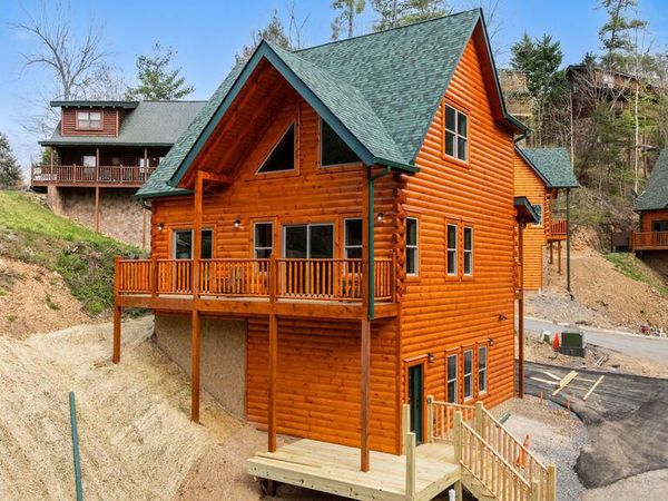 2104 Valley Creek Way, Pigeon Forge, TN 37862