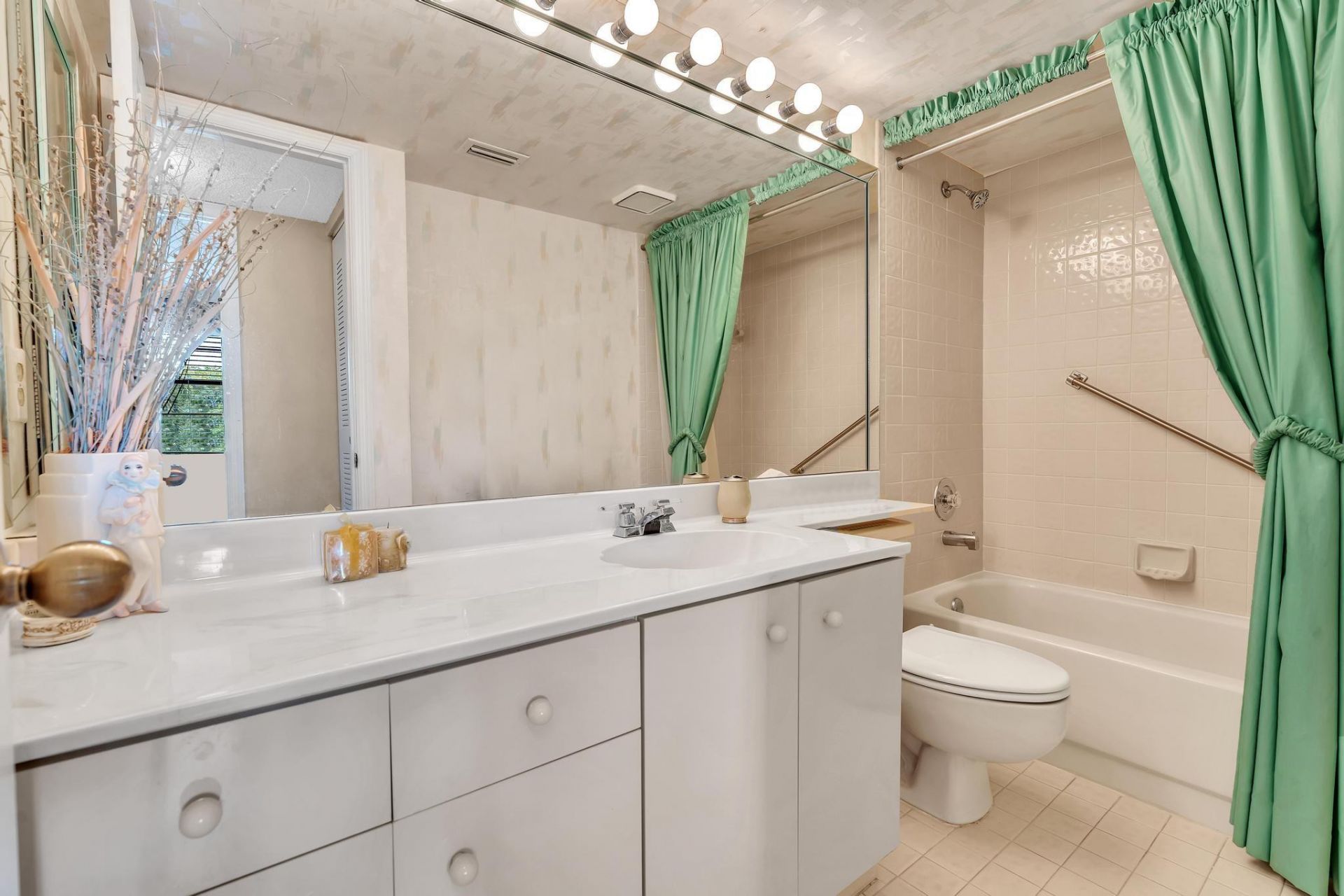 7449 Fairfax Drive, Unit 211, Tamarac, FL 33321 Photo