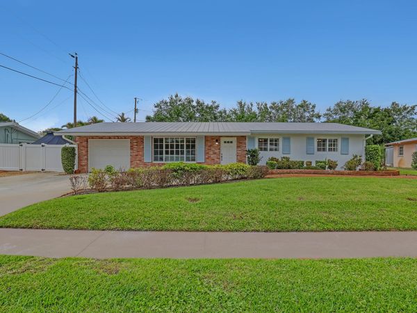 24 Pinetree Circle, Tequesta, FL 33469