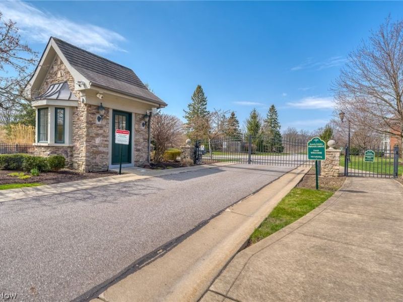 420 Acacia Circle , Lyndhurst, OH 44124 Photo 3