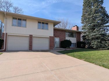 8001 Sandalwood Drive, Lincoln, NE 68510