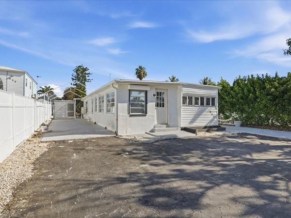 657 Palm AVE E, GOODLAND, FL 34140