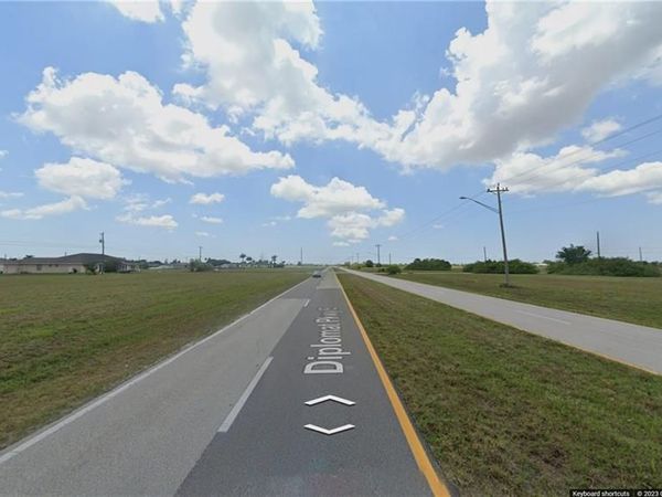 2122 Diplomat PKWY E, CAPE CORAL, FL 33909