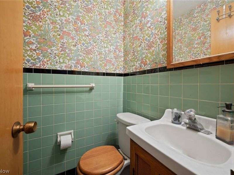 2441 Vezber Drive , Seven Hills, OH 44131 Photo 15