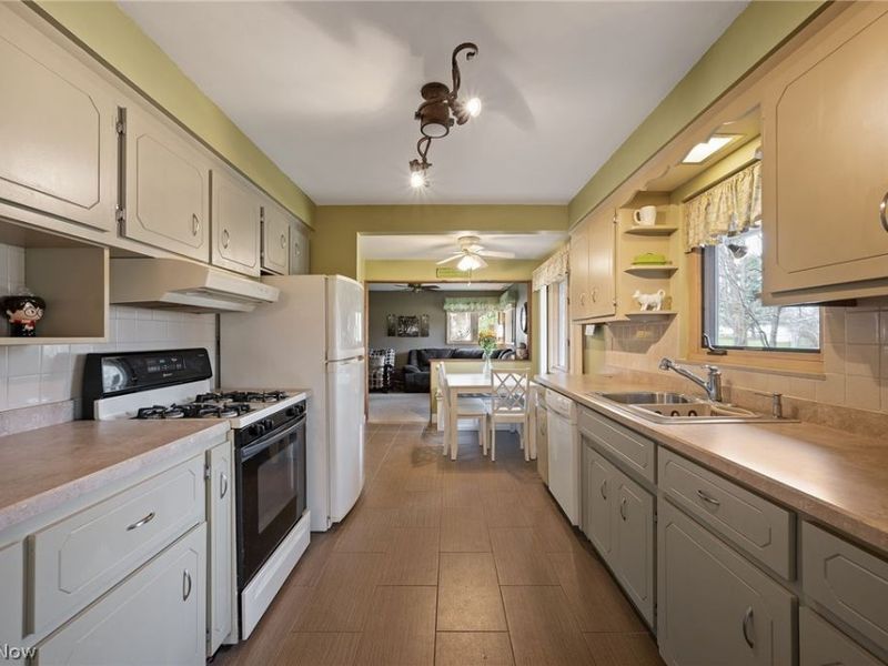 2441 Vezber Drive , Seven Hills, OH 44131 Photo 9