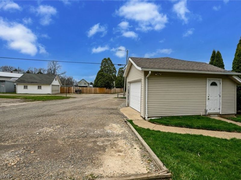 329 Redwood Street SW, Beach City, OH 44608 Photo 9