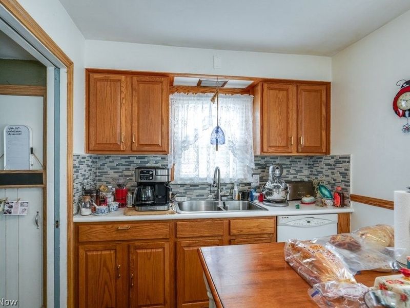 7295 Oakwood Road, Parma, OH 44130 Photo 12