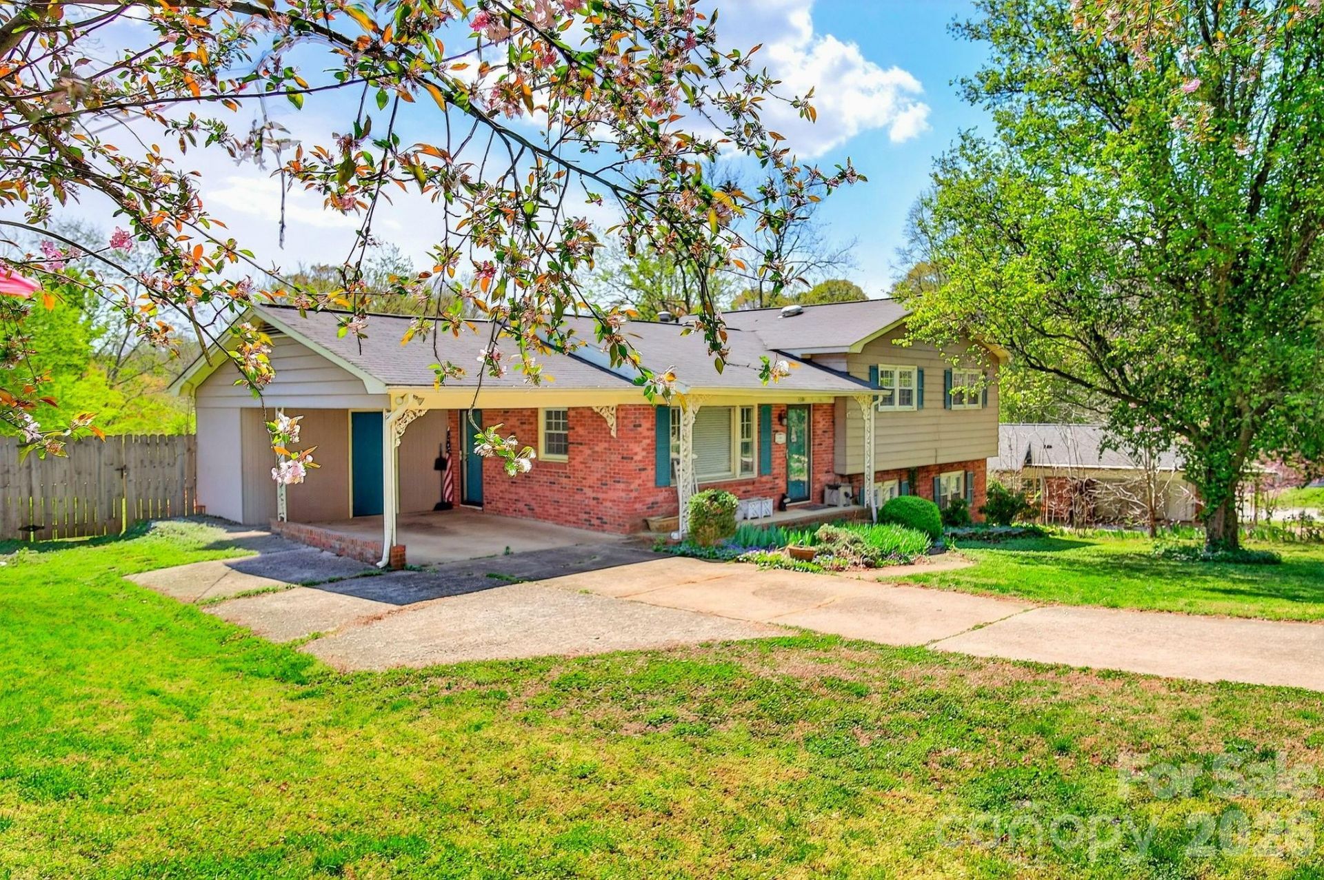 1091 16th Avenue Nw, Hickory, NC 28601 Main Photo