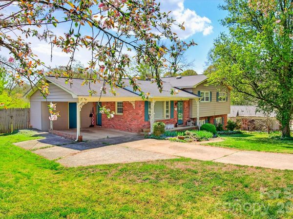 1091 16th Avenue NW, Hickory, NC 28601