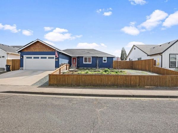 513 Barnum Drive, Phoenix, OR 97535