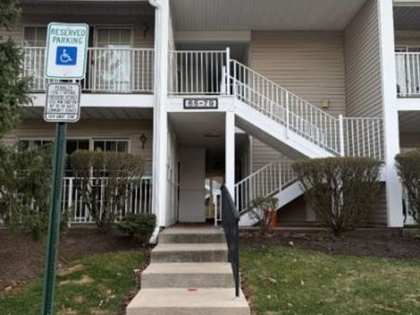 69 Amberly Ct, Franklin, NJ 08823