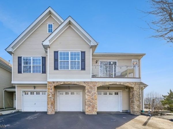 37 Mountainside Dr, Pompton Lakes, NJ 07442