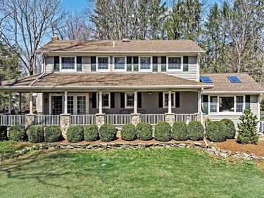 3 Overlook Ter, Chester, NJ 07930